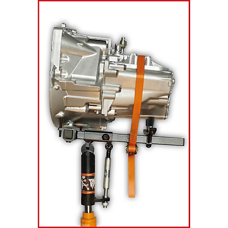 Getriebe auf Hebebühne fixiert mit Gurt. Helle Metalloberfläche, orangefarbener Gurt.